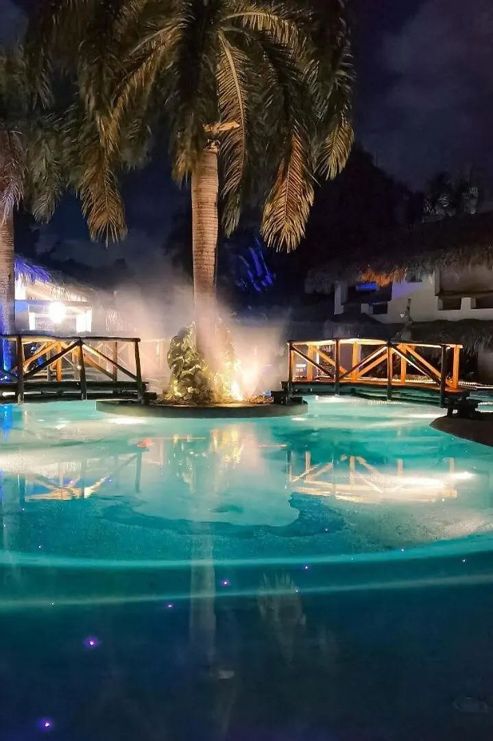 Guest-Room 1 Palmeras with a pool in لاس غاليراس